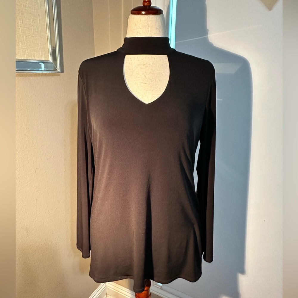 Black Women's Top by Cato Sz M
Choker collar, bell sleeves